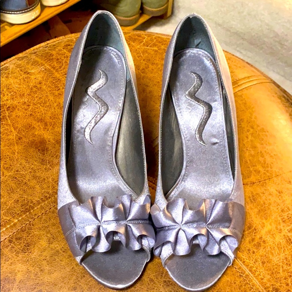 SILVER/GRAY 1” heels